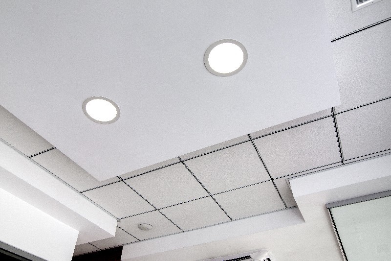 Informez-vous sur les étapes de la pose d’un faux plafond suspendu à Montfermeil | Tehni Oros